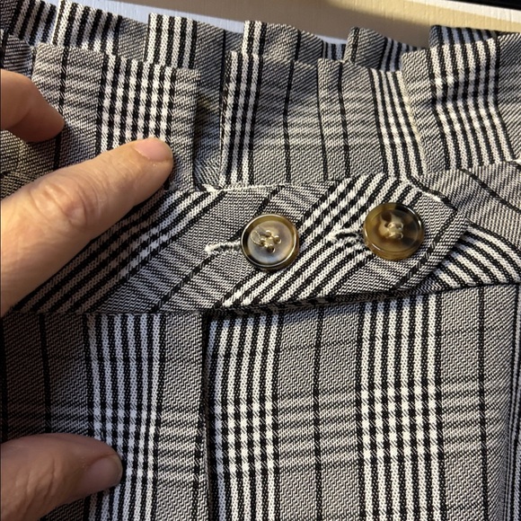 Boohoo woman’s  Black and Gray Checkered Dress Capri  pants - Picture 2 of 3